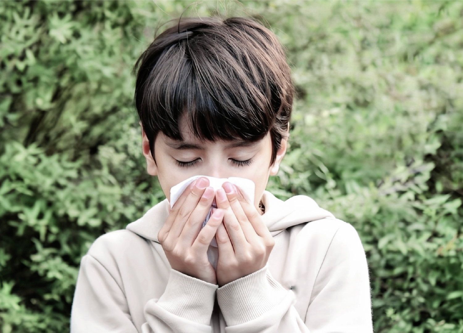 少年が鼻をかんでいる様子